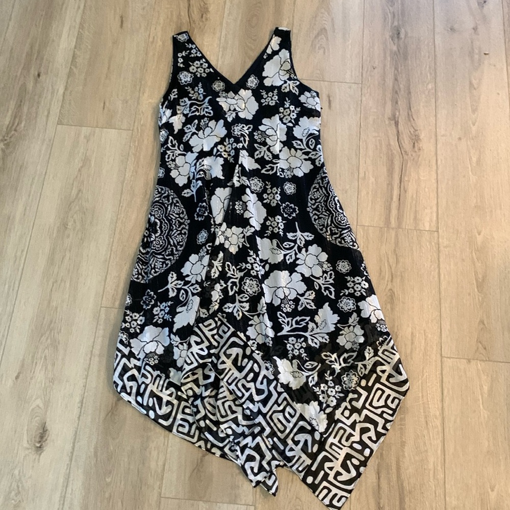 N.I.C International Concepts Lined Handkerchief Hem B&W Printed Maxi size M
